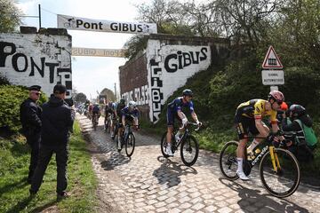 El ciclista belga del equipo Jumbo-Visma, Wout Van Aert, recorre el sector de adoquines de Pont Gibus.