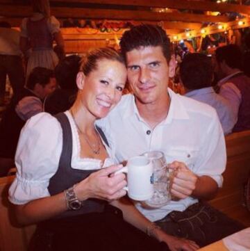 Mario Gomez y su pareja Carina Wanzung 
@besiktas_kizlari