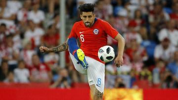 Guillermo Marip&aacute;n jugando contra Serbia. 