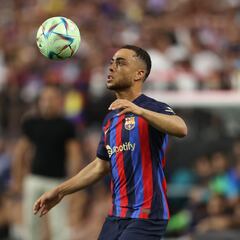 Sergiño Dest responde a los rumores de una posible salida del Barcelona