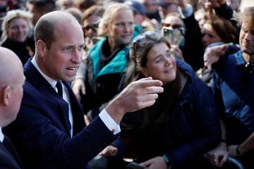 El Rey Carlos III y el Príncipe de Gales visitan por sorpresa a la gente que hace cola para entrar a la capilla ardiente de la reina Isabel II. A su llegada han sido aclamados por las personas que llevan horas esperando.