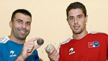 <b>DOS PELOTARIS. </b>En Pelayo coincidieron dos expertos de la pelota, Álvaro en la modalidad valenciana y Del Horno en la vasca.