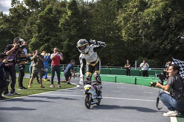 Álvaro Bautista vencedor de la carrera de minimotos