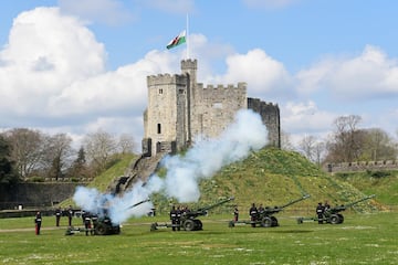 Salvas de cañón en el castillo de Cardiff, Gales.
