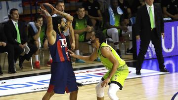 GRAF195. FUENLABRADA (MADRID), 24/09/2020.- El jugador del Fuenlabrada Melo Trimble (d) defiende a Pierria Henry, de Baskonia, durante el partido de la Liga ACB de baloncesto que disputan esta noche en el Pabell&oacute;n Fernando Mart&iacute;n de Fuenlabrada, en Madrid. EFE/Zipi