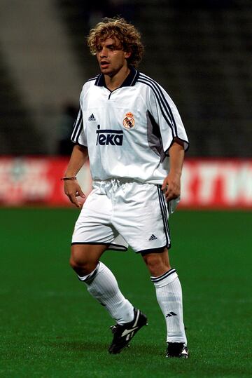 Formado en la cantera del Real Madrid, jug車 con el primer equipo las termporadas 94/95 y 2000/01.