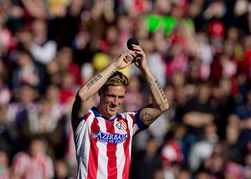 El deseo de la afición se hace realidad y Fernando Torres vuelve al Atlético, que aprovecha su poca participación en Milán para intercambiarle por Cerci. El regreso del hijo pródigo fue el mejor regalo de Reyes para muchos atléticos, que no dudaron en llenar el Vicente Calderón el 4 de enero de 2015 en su presentación oficial. Unas 45.000 personas coparon las gradas del antiguo estadio rojiblanco para volver a ver a su niño con la camiseta atlética. En sus tres temporadas y media fue una pieza importante para Simeone, siempre iniciando el curso de teórico suplente, pero acabando haciéndose con el puesto incluyendo en la final de Champions de 2016. Sus dos primeros goles en su vuelta fueron al Real Madrid en el Santiago Bernabéu. Disputa 160 partidos y consigue 38 goles, dos de ellos en una despedida que ya es historia del Metropolitano. A la par firmó una cesión de seis meses Cani, llegada sorpresa que prácticamente no tuvo protagonismo. Jugó seis partidos y tuvo su gran oportunidad con su titularidad en octavos de Champions ante el Bayer Leverkusen. 