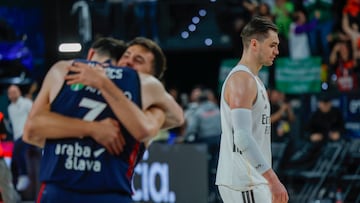 Kurucs y Spagnolo, del Baskonia, se abrazan, mientras Hezonja abandona el parqué cabizbajo.