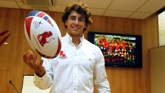 &Aacute;ngel L&oacute;pez, con un bal&oacute;n de rubgy como los que tantas veces ha manejado en su carrera.