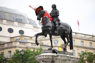 La estatua de Carlos I en la emblemática Trafalgar Square londinense se ve adornada con un cono de tráfico y una bandera de la selección inglesa. En el país está desatada la euforia futbolística ante la disputa de la final de la Eurocopa contra Italia en el estadio de Wembley.