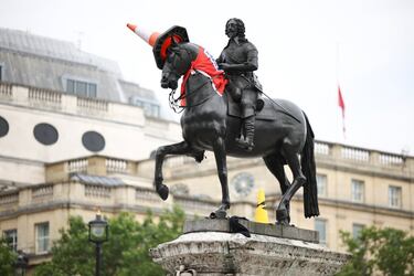 La estatua de Carlos I en la emblemática Trafalgar Square londinense se ve adornada con un cono de tráfico y una bandera de la selección inglesa. En el país está desatada la euforia futbolística ante la disputa de la final de la Eurocopa contra Italia en el estadio de Wembley.
