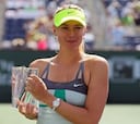Sharapova fulmina a Wozniacki en el duelo de exnúmeros uno