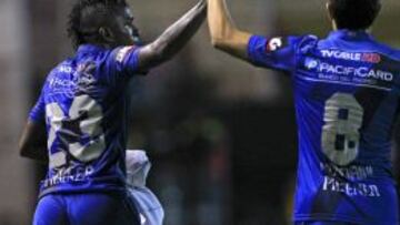 Marcos Mondaini celebra con su compañero Miller Bolaños luego de que su equipo marcara ante Atlético Nacional.