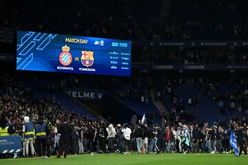 Invasión de campo de los seguidores del Espanyol cuando los jugadores del Barcelona celebraban el campeonato liguero.