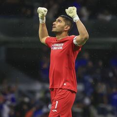 Jesús Corona se toma vacaciones en Disneyland tras ganar título con Cruz Azul