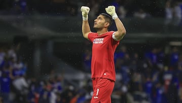 Jes&uacute;s Corona se toma vacaciones en Disneyland tras ganar t&iacute;tulo con Cruz Azul