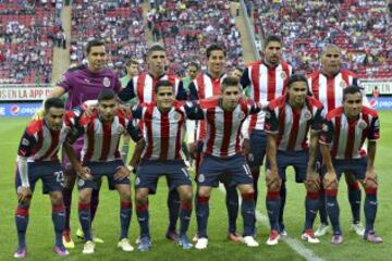 Alineación de Chivas: Cota, Salcido, Hernández, Vázquez, Pereira, Peña, Brizuela, Pulido, Sánchez, Cisneros, Pineda.