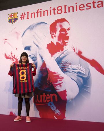 Anna Vives, con el nuevo diseño que le hizo a Iniesta.