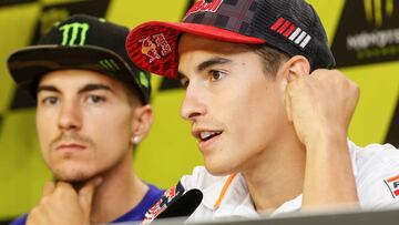 Marc Márquez en Brno junto a Maverick.