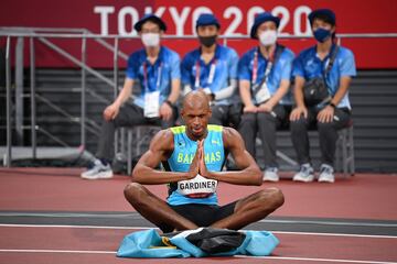 Steven Gardiner del equipo Bahamas después de ganar la medalla de oro en la final masculina de 400 metros