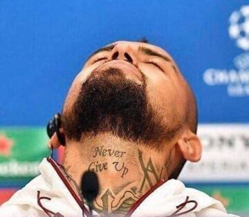 Al igual que el tatuaje que lleva en el cuello “Never give up”, indica que jugará el partido hasta el final, sin rendirse.