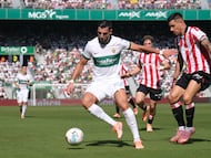 ELCHE, 19/10/2025.- Rafa Mir (i), del Elche, en acción durante el partido correspondiente a la jornada 9 de LaLiga entre el Elche y el Athletic, este domingo, en el estadio Manuel Martínez Valero de Elche. EFE/ Pablo Miranzo