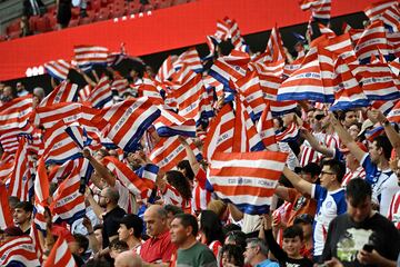 Afición del Atlético de Madrid apoya a su equipo durante un partido de la Liga,