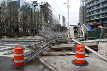 Una grúa de construcción colapsó y cayó sobre el edificio que también alberga las oficinas del Tampa Bay Times, después de que el huracán Milton pasara por St. Petersburg, Florida.