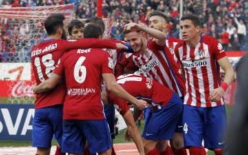 Los jugadores celebran el 2-1 de Saúl. 