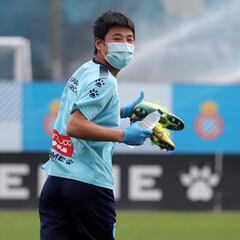 Wu Lei sugiere implantar un saludo para la nueva normalidad