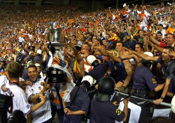 Final de Copa en la Cartuja. Uno de los d¨ªas m¨¢s felices que se recuerdan en el Valencia en las ¨²ltimas d¨¦cadas. Fue el principio de lo que vino despu¨¦s. Piojo L¨®pez (2) y el recordado golazo de Mendieta tumbaron a los rojiblancos, que apenas inquietaron la meta ch¨¦. El Valencia levantaba un t¨ªtulo 18 a?os despu¨¦s de la Supercopa de Europa de 1981.