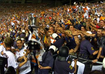 Final de Copa en la Cartuja. Uno de los días más felices que se recuerdan en el Valencia en las últimas décadas. Fue el principio de lo que vino después. Piojo López (2) y el recordado golazo de Mendieta tumbaron a los rojiblancos, que apenas inquietaron la meta ché. El Valencia levantaba un título 18 años después de la Supercopa de Europa de 1981.