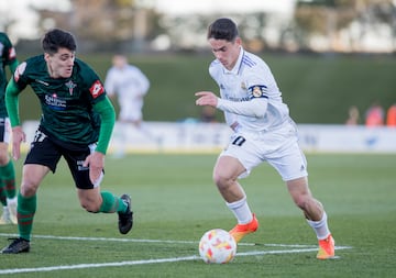 Arribas ataca durante el partido ante el Racing Ferrol.