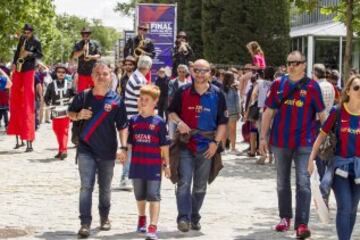 La afición del Barça disfruta de las instalaciones de la fan zone en el antiguo Matadero de Madrid.