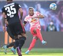 El Eintracht sobrevive en Leipzig