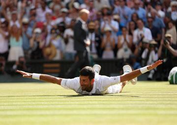 El tenista serbio Novak Djokovic celebra de esta manera la victoria en la final de Wimbledon ante Nick Kyrgios. 