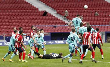 Oblak se va al suelo durante el último saque de esquina del Atlético de Madrid. 