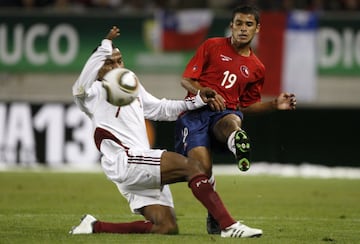 En el 2010 Bielsa sorprendió con el llamado del joven de Antofagasta. Debutó en un amistoso ante Venezuela tras reemplazar a Paredes.