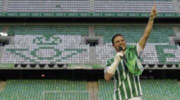 Impresionante presentación de Joaquín con el Betis