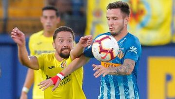 Soccer Football - La Liga Santander - Villarreal v Atletico Madrid - Estadio de la Ceramica, Villarreal, Spain - October 20, 2018 Atletico Madrid's Saul Niguez in action with Villarreal's Manuel Iturra REUTERS/Heino Kalis