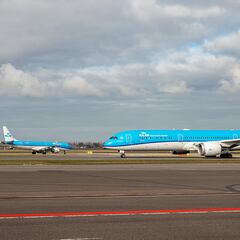 Muere una persona al caer sobre el motor de un avión en marcha