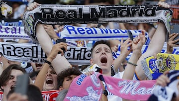Aficionados del Real Madrid celebrando la Decimocuarta.