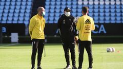 Eduardo Coudet durante un entrenamiento en Bala&iacute;dos.