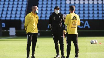 Eduardo Coudet durante un entrenamiento en Bala&iacute;dos.