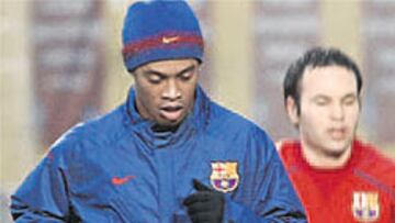 <b>APARICIÓN. </b>Ronaldinho volvió a ejercitarse ayer con sus compañeros.