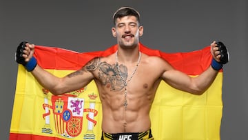 Joel Álvarez posa con la bandera de España.