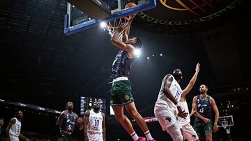 Tyson P¨¦rez, anotando durante el Unicaja Baloncesto - Petro de Luanda.