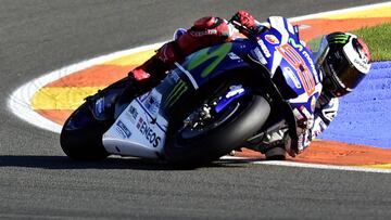 Jorge Lorenzo con la Yamaha en Valencia.