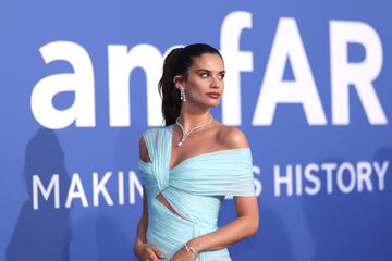 Sara Sampaio durante la alfombra roja de la gala béfica amfAR celebrada en el Hotel du Cap-Eden-Roc.