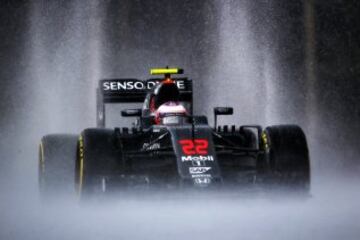 El McLaren-Honda MP4-31 de Jenson Button durante un GP de Austria pasado por agua.